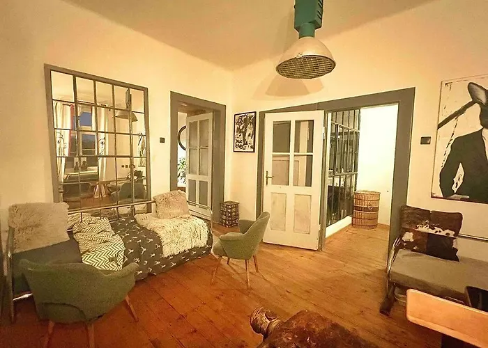 شقة Artistic With A Balcony